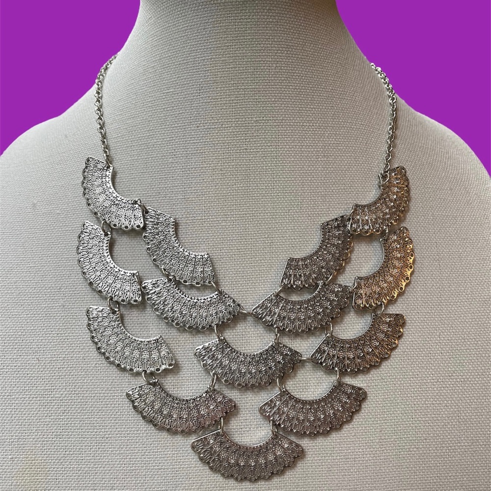 ★ Statement Chandelier Necklace in silver tones, OS ★